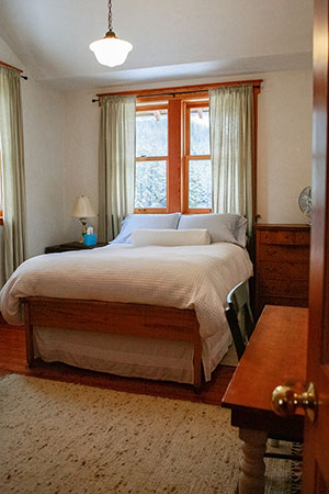 Meadow House farm stay vacation rental queen bedroom with twin sofa bed