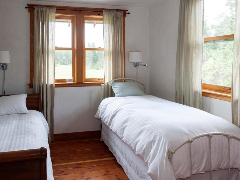 West bedroom with three twin beds